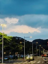 聽喜歡的歌，吹傍晚的風，看夕陽慢慢沉落配圖