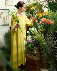 傷口是光進入你內心的地方。

生活不會總是一帆風順，傷痛、挫折總會不期而至。

難過時，允許自己哭一場；
迷茫時，給自己一段放空的時光。

也可以在清晨的陽光里，用一場慢跑喚醒活力；
在夜晚的寧靜中，用冥想安撫心靈。

那些讓我們夜不能寐的事，
終會變成下酒的故事。

就像茶要經過揉捻才能散發香氣，
人生也需要經歷破碎才能釋放深藏的味道。

愈己，是擁有自我治愈的能力，在黑暗中也能找到光。配圖