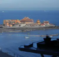 汪曾祺在《不過一碗人間煙火》里寫道，人生在世，無非“吃喝”二字。??方寸之間，一日三餐，鍋碗瓢盆的叮當(dāng)響里，油鹽醬醋的斟酌中，生活的不如意都能在這里得到最溫暖妥帖的安放。配圖