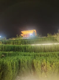 人类获得幸福和交上好运的情境，一般来说，都可以比作一排树木：当远看时，它们显得美丽诱人；但当你走近并进入树丛之中，它们的美丽诱人旋即消散，你再不可能发现它了。这也就是我们常常会羡慕他人的缘故。