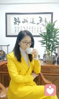 不必成為炬火，卻愿做持燈人，將微光遞向每片暗處。配圖