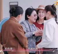 媽媽當著自己的孩子
非常喜歡另一個小孩
對另一個孩子極盡熱情
就是媽媽對自己孩子的貶低

正常共情能力強的媽媽
會收斂這份熱情

對于孩子的貶低
本質就是全力的控制感的釋放

如果有一個人貶低自己的媽媽
不要活在“我怎么證明自己好”的持續自我貶低中
看到媽媽的虛弱，承認這份遺憾，
人生就自由啦！
