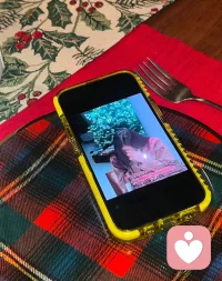 当我开始真正爱自己,我才认识到,所有的痛苦和情感的折磨,都只是提醒我:活着,不要违背自己的本心。
今天我明白了,这叫做“真实”。
当我开始真正爱自己,我才懂得,把自己的愿望强加于人,是多么的无礼,就算我知道,时机并不成熟,那人也还没有做好准备,就算那个人就是我自己。
今天我明白了,这叫做“尊重”。
当我开始真正爱自己,我不再渴求不同的人生,我知道任何发生在我身边的事情,都是对我成长的邀请。
如今,我称之为“成熟”。
当我开始真正爱自己,我才明白,我其实一直都在正确的时间,正确的地方,发生的一切都恰如其分。
由此我得以平静。
今天我明白了,这叫做“自信”。
当我开始真正爱自己,我不再牺牲自己的自由时间,不再去勾画什么宏伟的明天。
今天我只做有趣和快乐的事,做自己热爱,让心欢喜的事,用我的方式、我的韵律。
今天我明白了,这叫做“单纯”。
当我开始真正爱自己,我开始远离一切不健康的东西。
不论是饮食和人物,还是事情和环境,我远离一切让我远离本真的东西。
从前我把这叫做“追求健康的自私自利”,但今天我明白了,这是“自爱”。
当我开始真正爱自己,我不再总想着要永远正确,不犯错误。
今天我明白了,这叫做“谦逊”。
当我开始真正爱自己,我不再继续沉溺于过去,也不再为明天而忧虑。
现在我只活在一切正在发生的当下,
今天,我活在此时此地,
如此日复一日。这就叫“完美”。
当我开始真正爱自己,我明白,我的思虑让我变得贫乏和病态,但当我唤起了心灵的力量,理智就变成了一个重要的伙伴。
这种组合我称之为,“心的智慧”。
我们无须再害怕自己和他人的分歧,矛盾和问题,因为即使星星有时也会碰在一起,形成新的世界。
今天我明白,这就是“生命”!