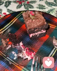 当我开始真正爱自己,我才认识到,所有的痛苦和情感的折磨,都只是提醒我:活着,不要违背自己的本心。
今天我明白了,这叫做“真实”。
当我开始真正爱自己,我才懂得,把自己的愿望强加于人,是多么的无礼,就算我知道,时机并不成熟,那人也还没有做好准备,就算那个人就是我自己。
今天我明白了,这叫做“尊重”。
当我开始真正爱自己,我不再渴求不同的人生,我知道任何发生在我身边的事情,都是对我成长的邀请。
如今,我称之为“成熟”。
当我开始真正爱自己,我才明白,我其实一直都在正确的时间,正确的地方,发生的一切都恰如其分。
由此我得以平静。
今天我明白了,这叫做“自信”。
当我开始真正爱自己,我不再牺牲自己的自由时间,不再去勾画什么宏伟的明天。
今天我只做有趣和快乐的事,做自己热爱,让心欢喜的事,用我的方式、我的韵律。
今天我明白了,这叫做“单纯”。
当我开始真正爱自己,我开始远离一切不健康的东西。
不论是饮食和人物,还是事情和环境,我远离一切让我远离本真的东西。
从前我把这叫做“追求健康的自私自利”,但今天我明白了,这是“自爱”。
当我开始真正爱自己,我不再总想着要永远正确,不犯错误。
今天我明白了,这叫做“谦逊”。
当我开始真正爱自己,我不再继续沉溺于过去,也不再为明天而忧虑。
现在我只活在一切正在发生的当下,
今天,我活在此时此地,
如此日复一日。这就叫“完美”。
当我开始真正爱自己,我明白,我的思虑让我变得贫乏和病态,但当我唤起了心灵的力量,理智就变成了一个重要的伙伴。
这种组合我称之为,“心的智慧”。
我们无须再害怕自己和他人的分歧,矛盾和问题,因为即使星星有时也会碰在一起,形成新的世界。
今天我明白,这就是“生命”!