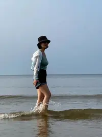 人生没有完美的幸福，但有知足的快乐。