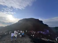 火山教会我们敬畏，敬畏自然的伟力，敬畏生命的顽强；也教会我们期待，期待沉寂之后的爆发，期待荒芜之上的重生。———乌兰哈达6号火山