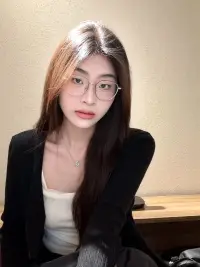 最近總被問(wèn)：AI能替代心理傾聽(tīng)嗎？

當(dāng)你手機(jī)沒(méi)電時(shí)，

充電寶和擁抱能一樣嗎？

——科技解決效率，人類處理意義配圖