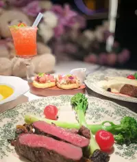 不是所有的袖手旁觀都代表冷漠，
有時只是因為看穿了背后的不值得。
你以為遞出的是救命的稻草，
在別人眼里，不過是可以順手薅下的羊毛！配圖