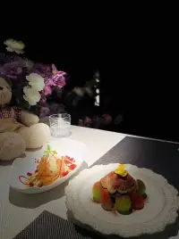 不是所有的袖手旁觀都代表冷漠，
有時只是因為看穿了背后的不值得。
你以為遞出的是救命的稻草，
在別人眼里，不過是可以順手薅下的羊毛！配圖