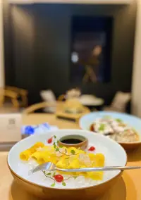 使人醒悟的从来都不是忠告，
是走错的路，吃过的亏，
和数不清的错付！