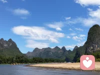 当一个人不愿分享某样东西时，可能只是在守护属于自己的心理领地——那或许是他珍视的物品、仅有的安全来源，或是需要独自消化的情绪空间。这种“不分享……