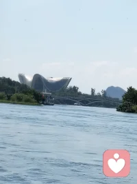 无论这世界上多纷扰，
总有一束光，照亮你回家的路，
温暖如初！