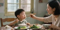 ‼️ 挑食严重，顿顿吃饭像打仗？

✅不逼“必须吃”，让孩子参与买菜做饭，用“这个菜嚼起来脆脆的，要不要试试？”降低抵触。