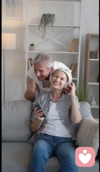  现代婚姻最深的孤独：他玩他的手机，你追你的剧，连争吵都成了奢侈。配图