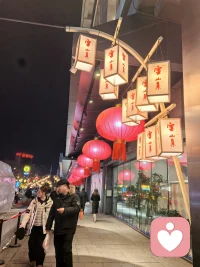 别人就是自己，宇宙本来一体。你对世界笑，世界才对你笑；你给孩子糖，孩子才给你拥抱。非要较劲，其实是跟自己拔河
好事固然好，坏事更是包装潦草的礼物；好人温暖你，坏人升级你。接得住，才能化得开，最终放得下。配图