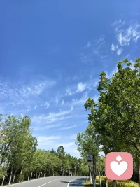 弘一法师说：

“人最强大的时候，

不是坚持的时候，而是放下的时候。”

当放下一切的时候，身体会轻盈，精神会自由，灵魂会解脱，这时候最轻松最有力量。