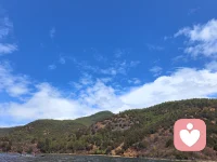 生活中我们一些焦虑情绪的产生，是因为不自觉地往坏处想。别人一句消息回复慢了，就开始担心是不是哪里出了问题；工作遇到一点阻碍，就觉得后面一定更难。
这些想法看起来是提醒，其实是在不断放大压力。真正困住你的，正是这些脑海里的消极想象。当内心制造了太多的负面暗示，就会让自己深陷焦虑和烦躁之中。
很多担心，到最后只是虚惊一场。别用还没发生的结果吓自己，勇敢迈出脚步，很多曾以为翻不过去的山，最后都会变成回头时的一道风景。