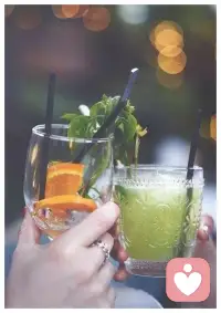 每个人都会有自卑感，容貌不够漂亮，嫌弃身高不高，没有别人聪明等等。

       从来不是不够优秀，而是你总盯着自己的短板，拿自己的短处，对标别人的光芒。

      会下意识讨好，怕麻烦别人，怕被嫌弃；被偏爱时第一反应是惶恐，总觉得自己不配；明明心里有想法，却不敢开口争取；渴望被理解，又习惯性把情绪藏起来。

       原生的遗憾、过往的否定、求而不得的偏爱，一点点困住内心。我们一边羡慕别人落落大方，一边蜷缩在自己的小世界里自我内耗。

       其实自卑的另一面，是太想好好被爱。

      不必事事完美，你的普通、敏感、笨拙，都值得被接纳。先看见自己，才能慢慢拥抱自己。