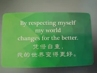 今天彩虹卡告訴我，當(dāng)我不再輕看自己的聲音，不再隨意消耗內(nèi)在能量，生活的齒輪開始朝著明亮處轉(zhuǎn)動。配圖