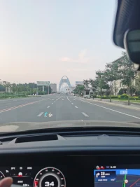 心理学家阿德勒曾说过，人的一切烦恼都源于人际关系。
你有同感吗？
在心理咨询案例中，有很多焦虑、愧疚、愤怒等情绪困扰都是来自人际关系的痛苦，比如父母关系、婆媳矛盾、夫妻问题、同事冲突等。
如果你也常被这类问题困扰，或许该了解一下阿德勒心理学的「课题分离」理论 —— 这个被称为 “人际关系手术刀” 的思维工具，能帮你减少90%的精神内耗。
区分【你的事】和【我的事】课题分离，简单来说就是要明确区分哪些是自己的课题，哪些是他人的课题，各自对自己的课题负责，不随意干涉他人课题，也不让他人干涉自己的课题。
人痛苦的本质是：你在为别人的课题负责，同时也让别人为你的课题买单。