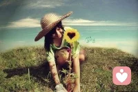 人生的八個關鍵詞：忍耐：不是膽怯懦弱。放棄：除了生命，沒有什么是不能割舍的。壓力：想開了就是天堂。豁達：生命本身就是幸福。執著：在枯葉凋零的時候等待春天。放縱：駕馭自己是一生的功課。感恩：懂得回報是可貴的品格。釋懷：將心事交給清風。 ?配圖