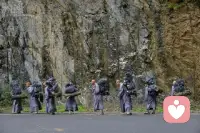 很多时候，一个人的改变是从另一个人的到来或离去开始的。 ​​​​配图