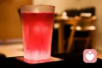 不解釋的，才叫從容。不執著的，才叫看破。不完美的，才叫人生。用心甘情愿的態度，過隨遇而安的生活，你在，世界就在。配圖