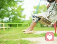 对人性的弱点有清醒的认识，但永远相信爱情，对爱情永远怀有单纯的向往。 ​