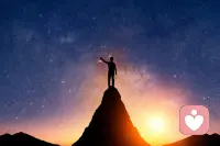 人生只有两个版本，一个向外索取的版本，另一个向自己索求的版本，一个热闹而痛苦，另一个平静而快乐。配图