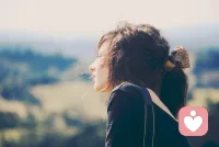 沒有什麼東西是不能放手的。所有的哀傷、痛楚，都不過是生命裡的一個過渡，你跳過了，生命就可以變得精彩。 ​配图