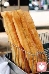 把心事全部都丢掉，腾出地方，来装米粉锅盔油条煎饺豆皮馄炖煮包子！早安。配图