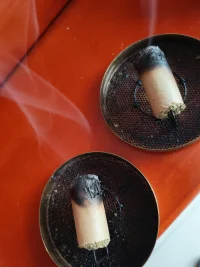 中医认为，情绪问题多与‌肝气郁结、心脾两虚‌相关。艾灸的温热效应可疏通经络、调和气血，能改善气滞血瘀，缓解因脏腑失调引发的烦躁、失眠、情绪等问题。夏至到入伏，这段时间，经常要吹空调的，经常需要埋头工作的，不妨抽空每天灸一灸，补充阳气，活力满满呢😀😀