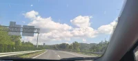 突然发现自己真的很好，有点小漂亮，会开车，会做饭，会挣点小钱，穿得了碎花裙，也穿得了牛仔裤，喝得了牛奶，也拿得起啤酒瓶，受得起敷衍和冷落，买得起自己喜欢的东西，拿得起一切，也放得下所有！
