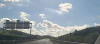突然发现自己真的很好，有点小漂亮，会开车，会做饭，会挣点小钱，穿得了碎花裙，也穿得了牛仔裤，喝得了牛奶，也拿得起啤酒瓶，受得起敷衍和冷落，买得起自己喜欢的东西，拿得起一切，也放得下所有！
