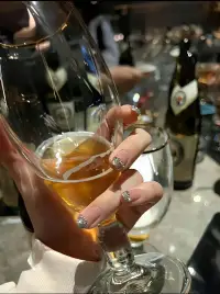 在很多時候，客氣不是用來表達修養和禮貌的，是用來制造距離的。配圖