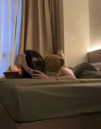 何老師的這段話真的點醒了好多人……鈍感力是什么？就很簡單，你要對很多事情不要那么敏感，不要那么著急去做判斷。你鈍一點，你慢一點。因為我們現在接受的信息太多了，且復雜。而且很重要的是那個訊息，不見得是直接渠道來的。如果你都很敏感，很有可能你會被誤導。所以鈍感力是能力來的，是要學習的。”配圖
