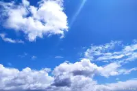 “從明天起，做個幸福的人，喂馬、劈柴、周游世界，從明天起，關心糧食和蔬菜，我有一所房子，面朝大海，春暖花開。”——海子《面朝大海，春暖花開》配圖