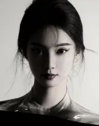 愛別人要限量供應(yīng)，愛自己需火力全開
這句話像一盆冷水，澆醒了許多在感情里過度付出的人。我們常常誤以為，愛別人越多，就越能被珍惜。于是，有人掏心掏肺地對伴侶好，有人無底線地為朋友兩肋插刀，甚至有人犧牲自己的需求去迎合家人的期望。結(jié)果呢？換來的可能是對方的理所當(dāng)然，甚至得寸進(jìn)尺。“限量供應(yīng)”不是冷漠，而是提醒我們：愛別人要有分寸。就像一杯水，倒太多會溢出來，對方接不住，自己也會干涸。健康的愛，應(yīng)該是流動的，而不是單方面的透支。而“愛自己需火力全開”，則是更重要的部分。很多人把“自私”和“愛自己”混淆，其實(shí)真正的愛自己，是尊重自己的感受，照顧自己的需求，不讓自己在關(guān)系里變得廉價。只有自己豐盈了，才能給出高質(zhì)量的愛。這句話的精髓在于——先成為自己的光，再去照亮別人。配圖