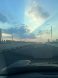 我們當中沒有一個人愿意相信，我們的痛苦都是由自己造成。我們都認為是這個世界虧欠了我們，使我們沒有能得到幸福；在我們得不到幸福時，我們就把責任怪在最靠近我們的那個人身上，任何時候你都可以開始做自己想做的事，只要你不用年齡和其他東西去束縛自己，每個人心中都有一片海，自己不揚帆，沒人幫你啟航，努力，就能遇見更好的自己！配圖