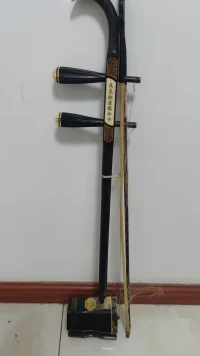 曾經多少年前，孤獨的時侯可以用琴聲表達自己的內心旋律，二胡悠悠訴衷腸，弦音裊裊，心底思緒悄然淌。配圖