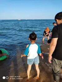 大海波濤起伏似二胡弦音跌宕，海風嗚咽如二胡低沉傾訴，二者皆以獨特韻律，道盡蒼茫悠遠，傳遞深沉復雜的情感。配圖
