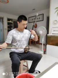 大海波濤起伏似二胡弦音跌宕，海風嗚咽如二胡低沉傾訴，二者皆以獨特韻律，道盡蒼茫悠遠，傳遞深沉復雜的情感。配圖