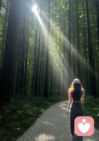 流年牵动情缘运势，感情路上难免有离合起落、分分合合。人这一生，情缘运势跟着流年走，有的年份桃花旺盛，却多是烂缘虚情；有的年份看似平淡无声，实则正缘悄悄靠近。很多人在错的流年里投入真心，爱得轰轰烈烈，最后只剩遗憾收场；也有人在低谷流年里孤单独行，默默坚守，终等来花开良缘。不必为一时的离别耿耿于怀，也不必为短暂的相逢过度沉迷。感情起落皆是常态，聚散离合皆是天意。守好本心，不恋过往旧事，不负当下自己，静待流年转势，姻缘自会如约而至。配图