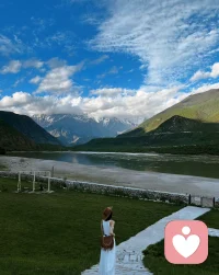 人生本就是一场无人问津的孤独修行，没有谁能陪你走到终点，也没有谁能真正懂你的万般心酸。这一生的风雨委屈，深夜里无声的崩溃，藏在心底说不出口的委屈，从来都只能自己慢慢消化，默默熬过去。眼泪要自己擦干，破碎的心要自己一片片拼凑，没有人能真正感同身受你的苦楚，也没有人能时刻护你周全。成年人的世界，连情绪都要调成静音模式，不敢随意打扰别人，不愿让人看见自己的脆弱。慢慢学会自愈，学会沉默，学会一个人扛下所有。熬过无人理解的日子，熬过独自撑着的低谷，往后余生，安静自愈，温柔渡己。配图