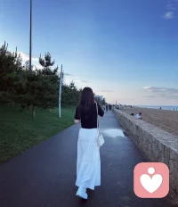 岁月流转，流年带动桃花磁场悄然变化。很多人近期心生情愫，却分不清是一时好感还是长久正缘。感情里最怕错付真心，也最怕错过对的人。不用盲目焦虑脱单，也不用纠结旧人能否回头。从流年格局细看情缘轨迹，分辨烂桃花与正缘，告诉你缘分何时降临，感情能否安稳长久。配图