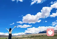但凡能熬过低谷、走过沧桑的人，终会慢慢迎来人生的风生水起。人生所有的低谷和磨难，都不是命运的刁难，而是命运对你的沉淀和成全。那些深夜流过的泪，独自咽下的委屈，咬牙撑过的难关，都会悄悄化作你往后人生的底气。别抱怨当下的艰难，别纠结眼前的坎坷，所有的经历皆是成长，所有的磨难皆是修行。低谷之时沉下心沉淀自己，修好内心的格局与心性，熬过无人问津的时光，耐住寂寞，守住本心。等到时来运转，流年逢贵，你吃过的苦、受过的委屈，终会化作前路的繁花与坦途。配图