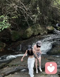 人到中年慢慢懂得，情绪稳定才是顶级修养。生活里有无奈，感情中有遗憾，不必事事纠结内耗。成年人的世界，一半自愈，一半释怀。别揪着过往不放，别为难敏感的自己，看淡人情冷暖，放宽心态过日子。稳住内心节奏，好好爱自己，慢慢生活，所有心事终会慢慢平息，日子也会越过顺心。配图