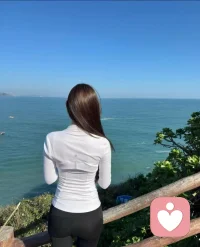 走过人情世故才明白，感情最难得的是真心相处，最珍贵的是懂得包容。不管亲情爱情还是友情，双向奔赴才有意义，一味付出只会满身疲惫。中年人心事藏心底，遇事少争执，遇事多体谅。不合适的关系及时止损，消耗自己的人慢慢远离，守好本心，珍惜身边靠谱之人，安稳度日便是圆满。配图