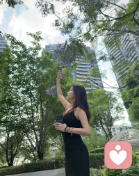 当你什么都愿意跟我分享的时候，就是我最有安全感的时候。分享和报备本来就是两码事。分享是下意识的惦记，就是遇到有趣的事情第一个想到的是我。而报备是我怕你生气，然后我被迫把我的行动告诉你。所以爱是分享，不是报备。爱意的流失就是从分享欲减少开始。爱是