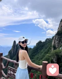 没有什么好羡慕的，有的人长得漂亮，却未能遇良人。有的人相貌平平，却遇到了知冷知热的伴侣。有的人婚姻不好，却从来不缺钱花。有的人婚姻很好，但日子过得紧巴巴。所以这世上哪有什么完美人生，烟火人间，各有各的遗憾。能让你开心的人，就是对的人。自己喜欢的日子就是好日子。配图